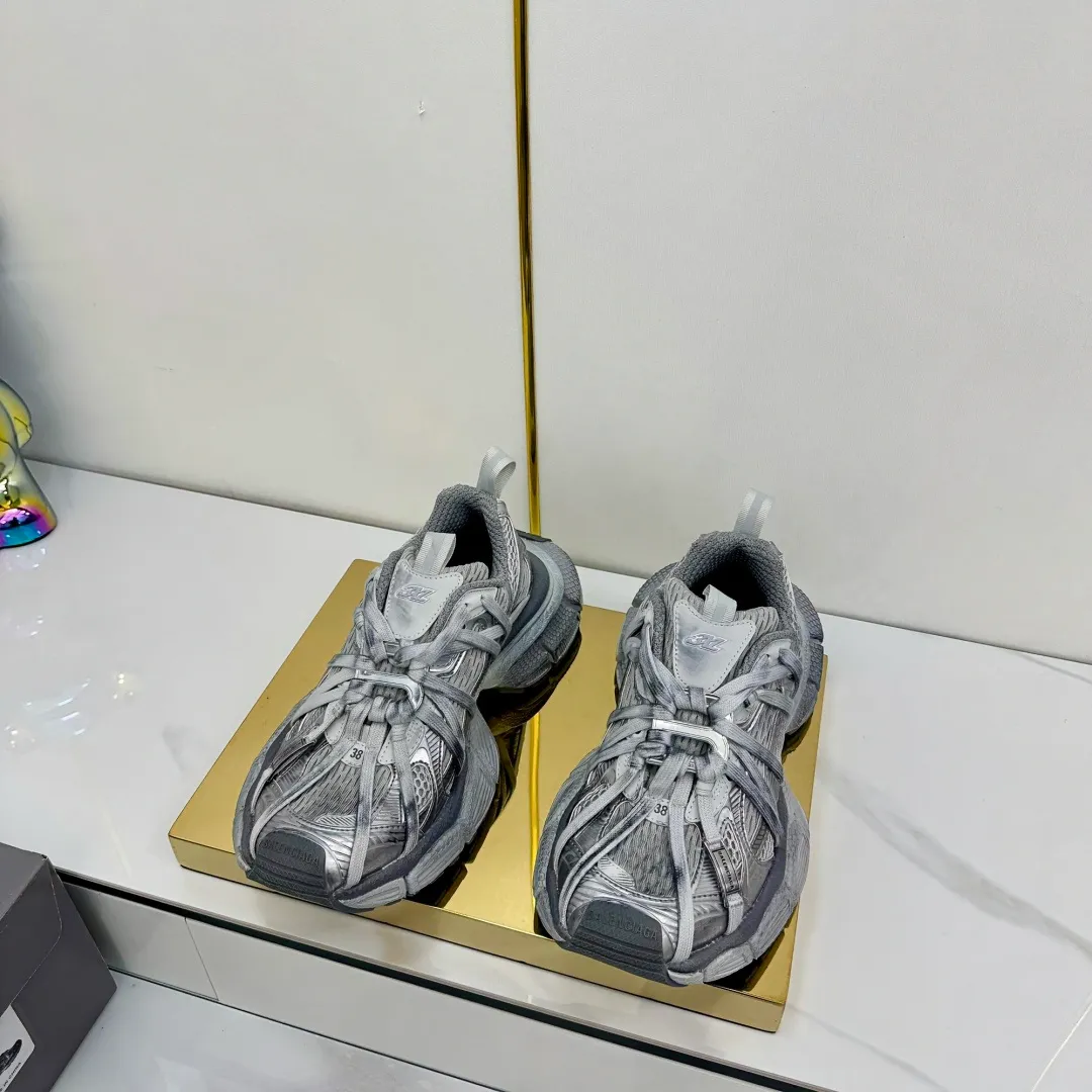 👟👟Ex-factory price 820👟👟 Balenciaga Balenciaga's latest popular 9th generation 3XL Sneaker Spider-Man series, couple's dad shoes, original purchase, development and production. Balenciaga 3XL Sneaker's overall shoe shape draws on the creative ideas of Balenciaga Track and Balenciaga Runner. It is equivalent to removing the outer frame of the Track shoe body while inheriting the streamlined shape and shape of the Runner. Track flat toe, new color matching, the entire shoe body is integrated into the spider binding shoelace design decoration, the exaggerated shape is more prominent. Fabric: original customized imported technical fabric + mesh inner lining: original customized breathable mesh lining. Outsole: original molded 5-layer ultra-light MD combination rubber sole. Bottom thickness: 5CM. Size: 35-45. Original packaging.